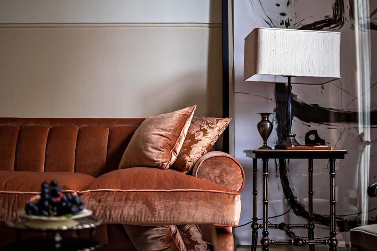 Hotel Nomad Londýn Exteriér fotografie A velvet sofa