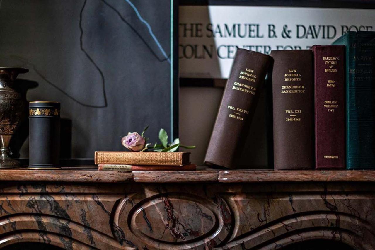 Hotel Nomad Londýn Exteriér fotografie Books on a fireplace mantel