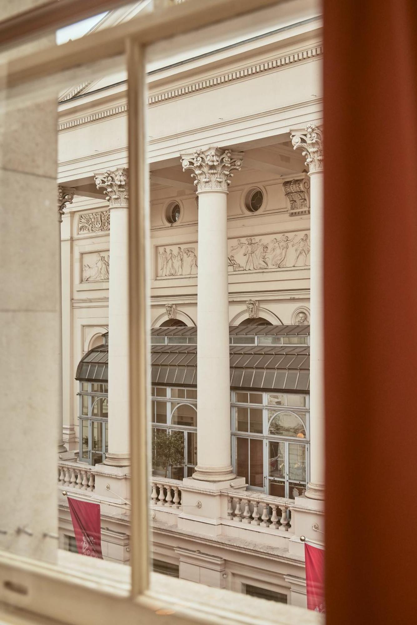 Hotel Nomad Londýn Exteriér fotografie The interior of the National Museum of Natural History