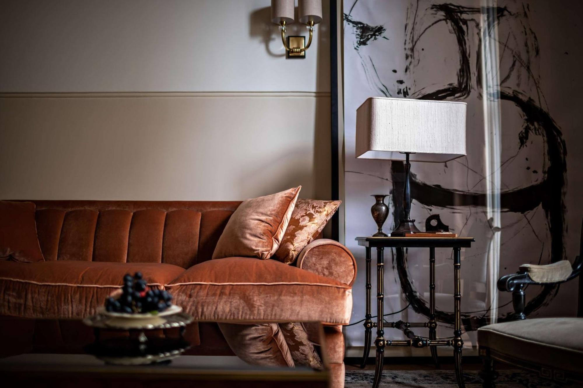 Hotel Nomad Londýn Exteriér fotografie A velvet sofa