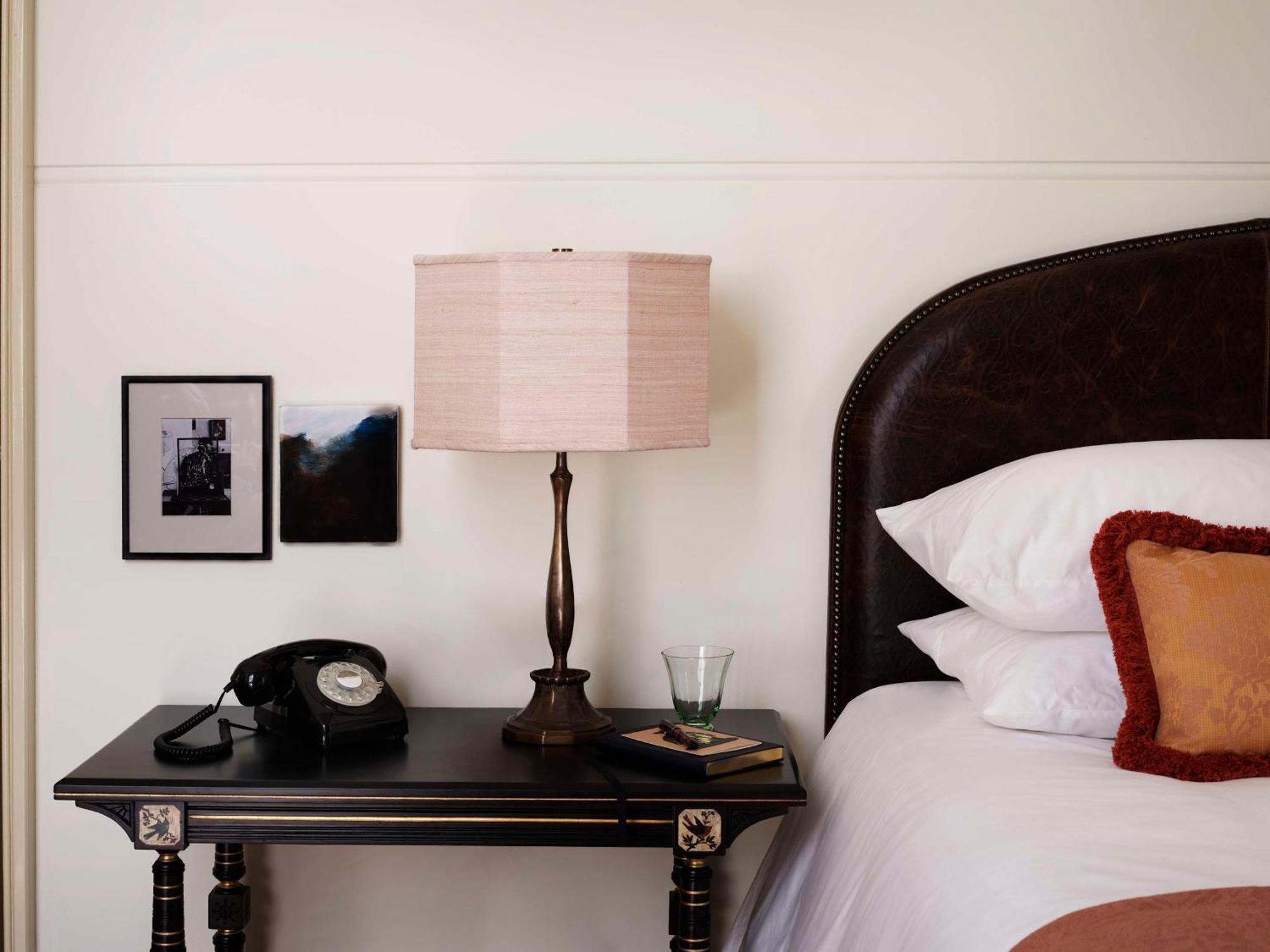 Hotel Nomad Londýn Exteriér fotografie A bedside table