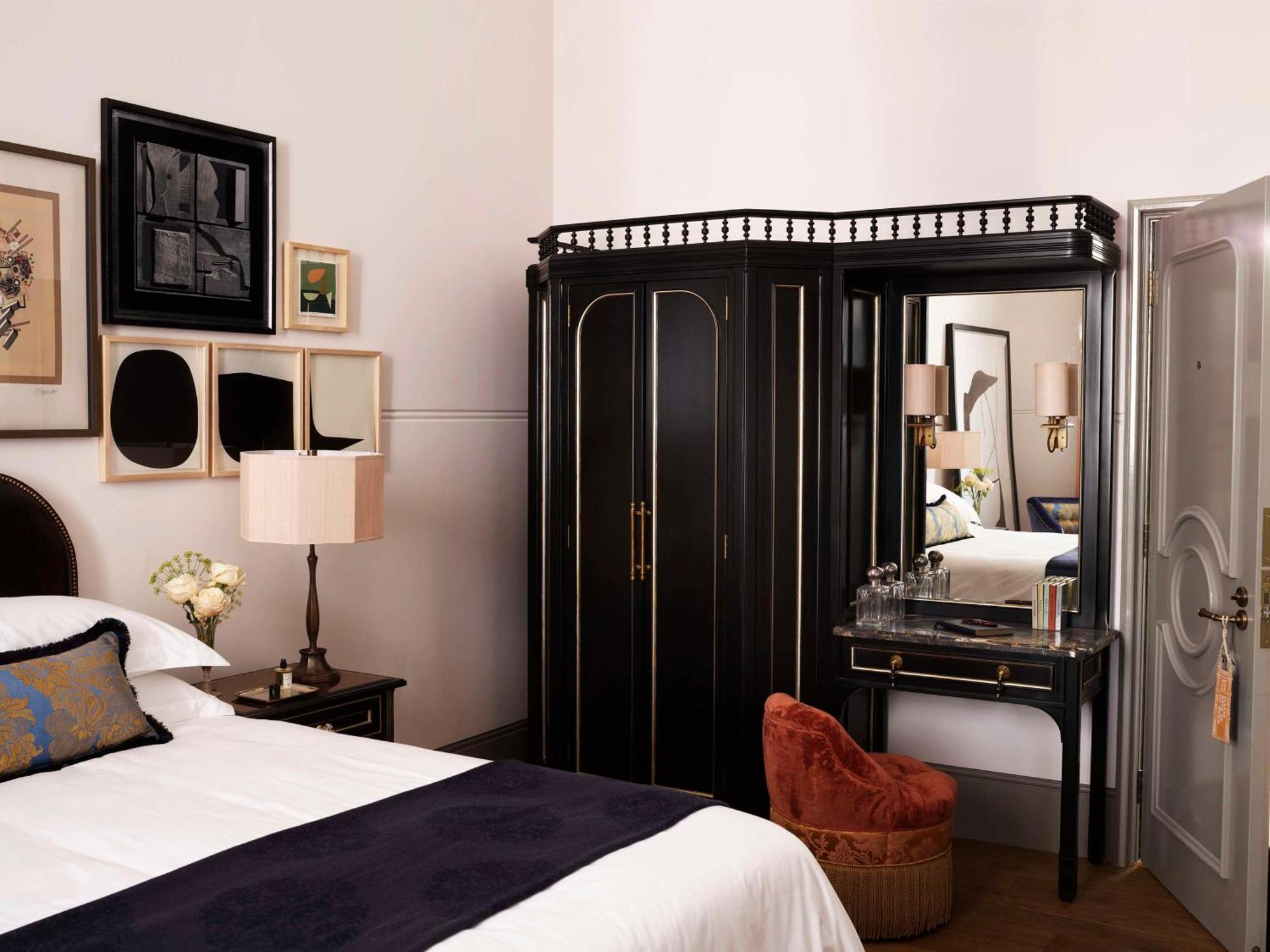 Hotel Nomad Londýn Exteriér fotografie A bedroom at the Mandarin Oriental, Singapore