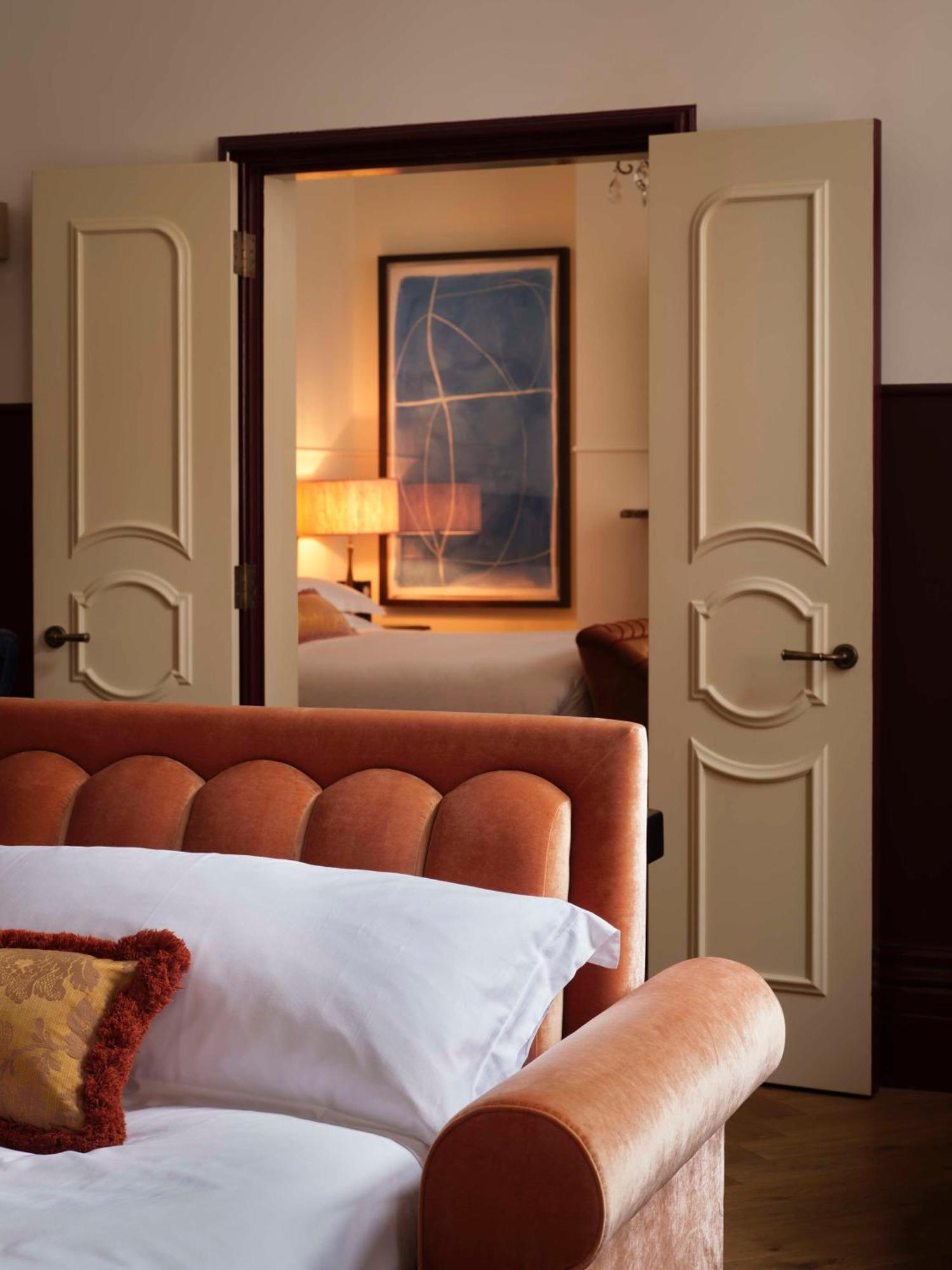 Hotel Nomad Londýn Exteriér fotografie A bedroom at The Ritz-Carlton, Dubai